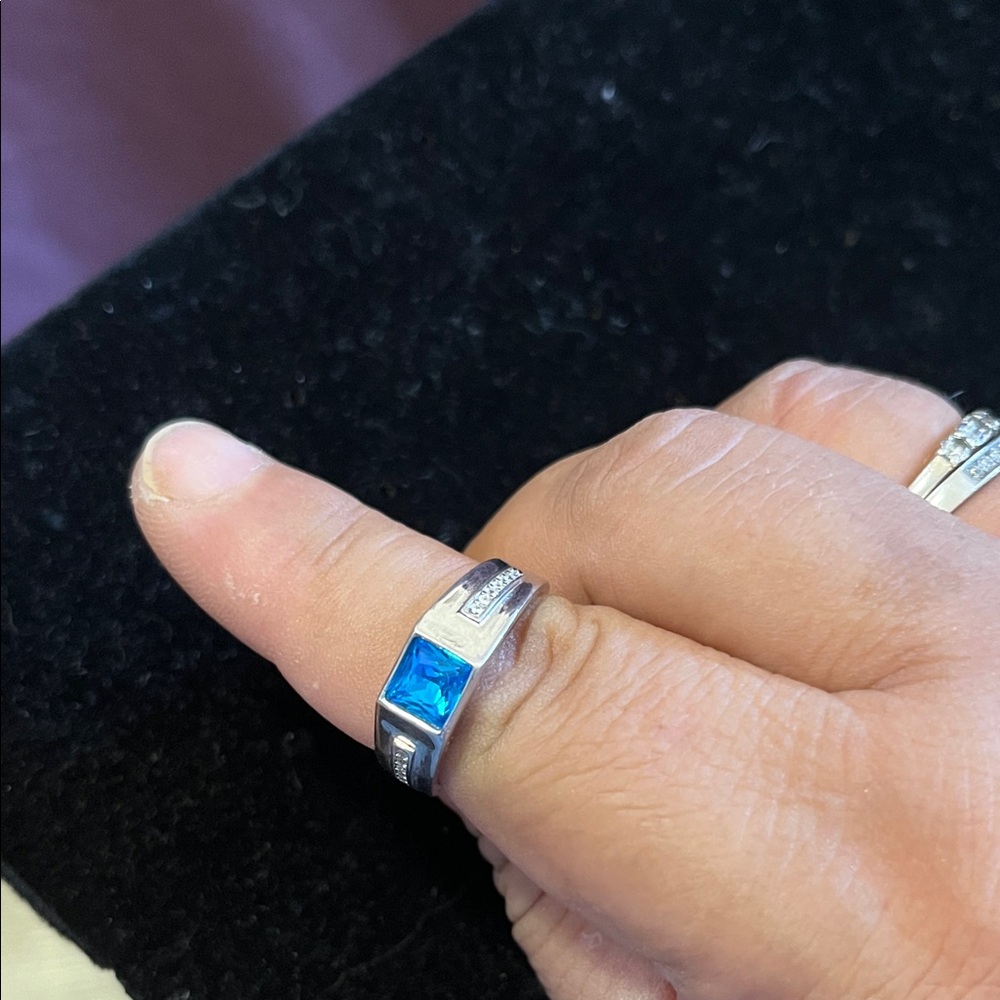 Elegant Silver Ring with Dazzling Blue Gem